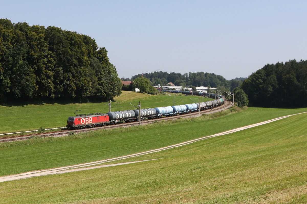 1293 046 mit einem Kesselwagenzug aus Salzburg kommend am 13. August 2025 bei Axdorf im Chiemgau.