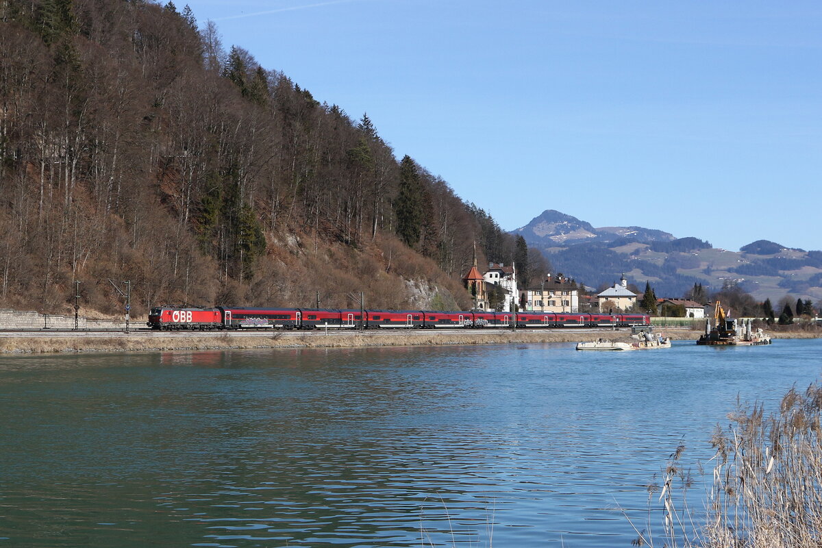 1293 050 war mit einer neuen  Railjet-Garnitur  am 5. Mrz 2025 bei Kufstein in Richtung Innsbruck unterwegs.