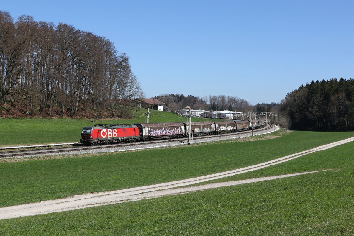 1293 192 aus Salzburg kommend am 4. April 2025 bei Axdorf im Chiemgau.