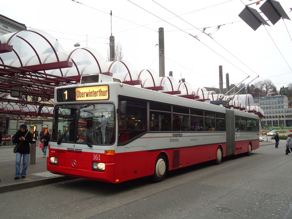 (131'045) - SW Winterthur - Nr. 161 - Mercedes am 17. November 2010 beim Hauptbahnhof Winterthur