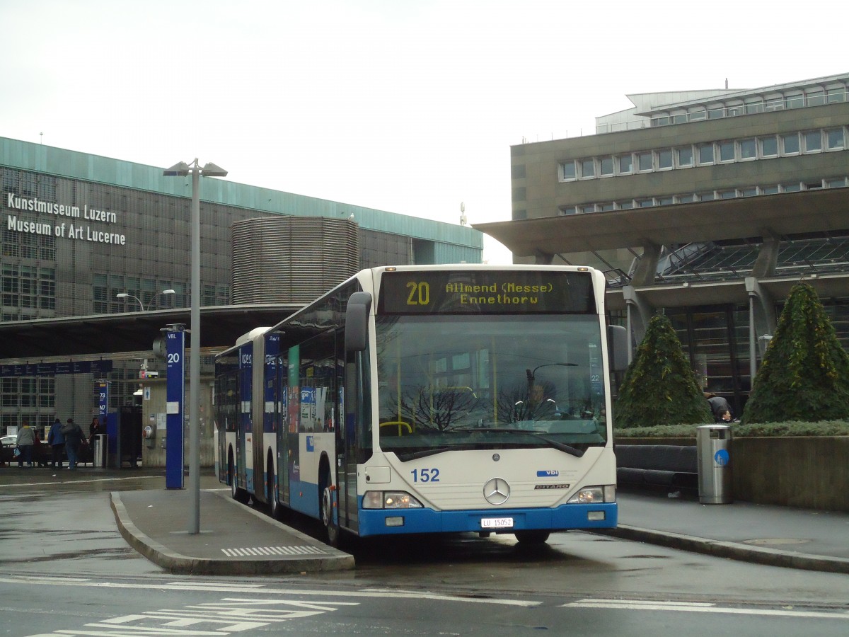 (131'447) - VBL Luzern - Nr. 152/LU 15'052 - Mercedes am 8. Dezember 2010 beim Bahnhof Luzern