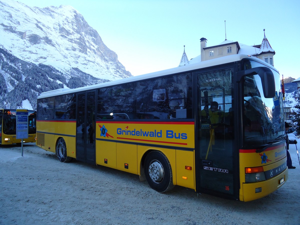 (131'873) - AVG Grindelwald - Nr. 16/BE 28'821 - Setra am 31. Dezember 2010 beim Bahnhof Grindelwald