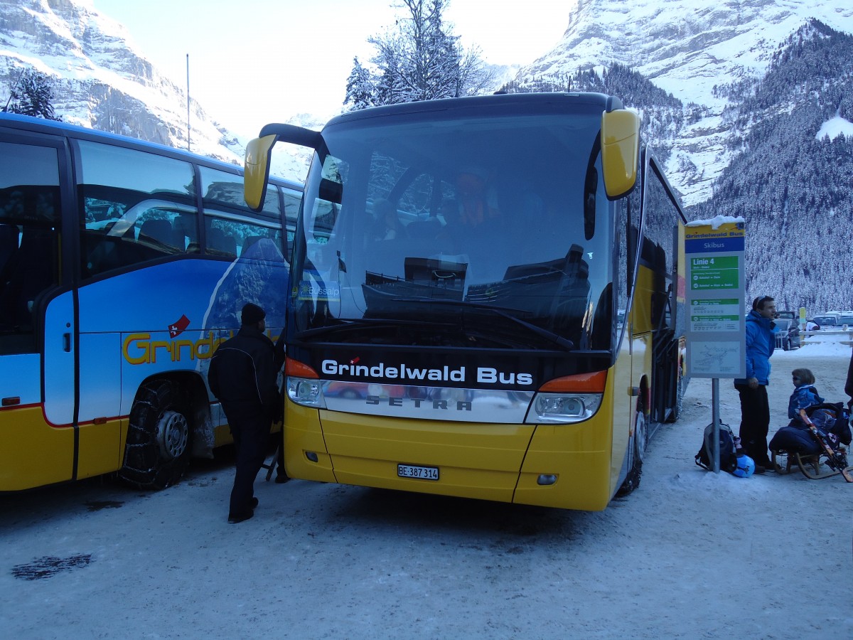 (131'893) - AVG Grindelwald - Nr. 32/BE 387'314 - Setra (ex Dr. Richard, A-Wien) am 31. Dezember 2010 beim Bahnhof Grindelwald