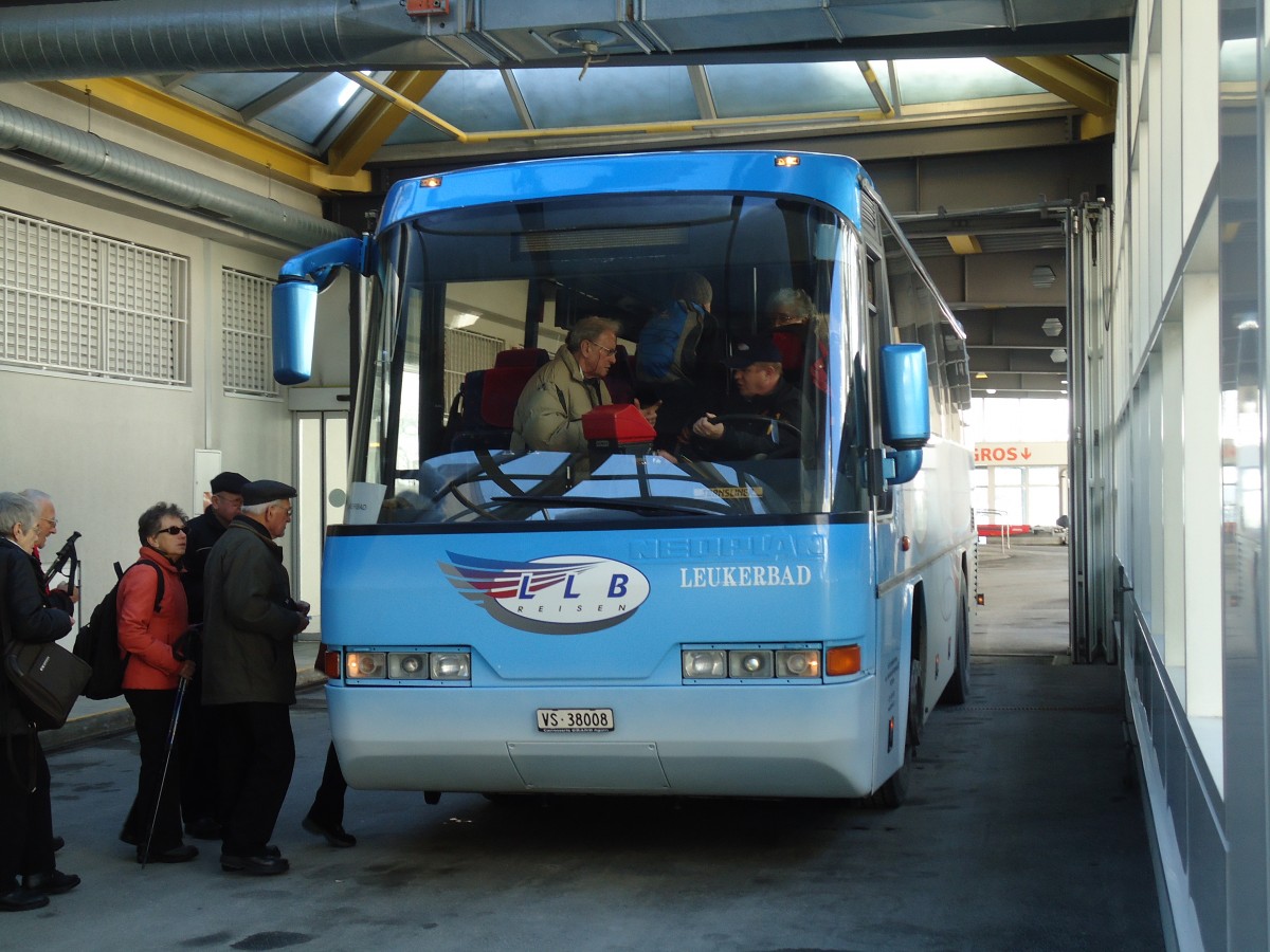 (132'351) - LLB Susten - Nr. 8/VS 38'008 - Neoplan am 16. Januar 2011 in Leukerbad, Busbahnhof