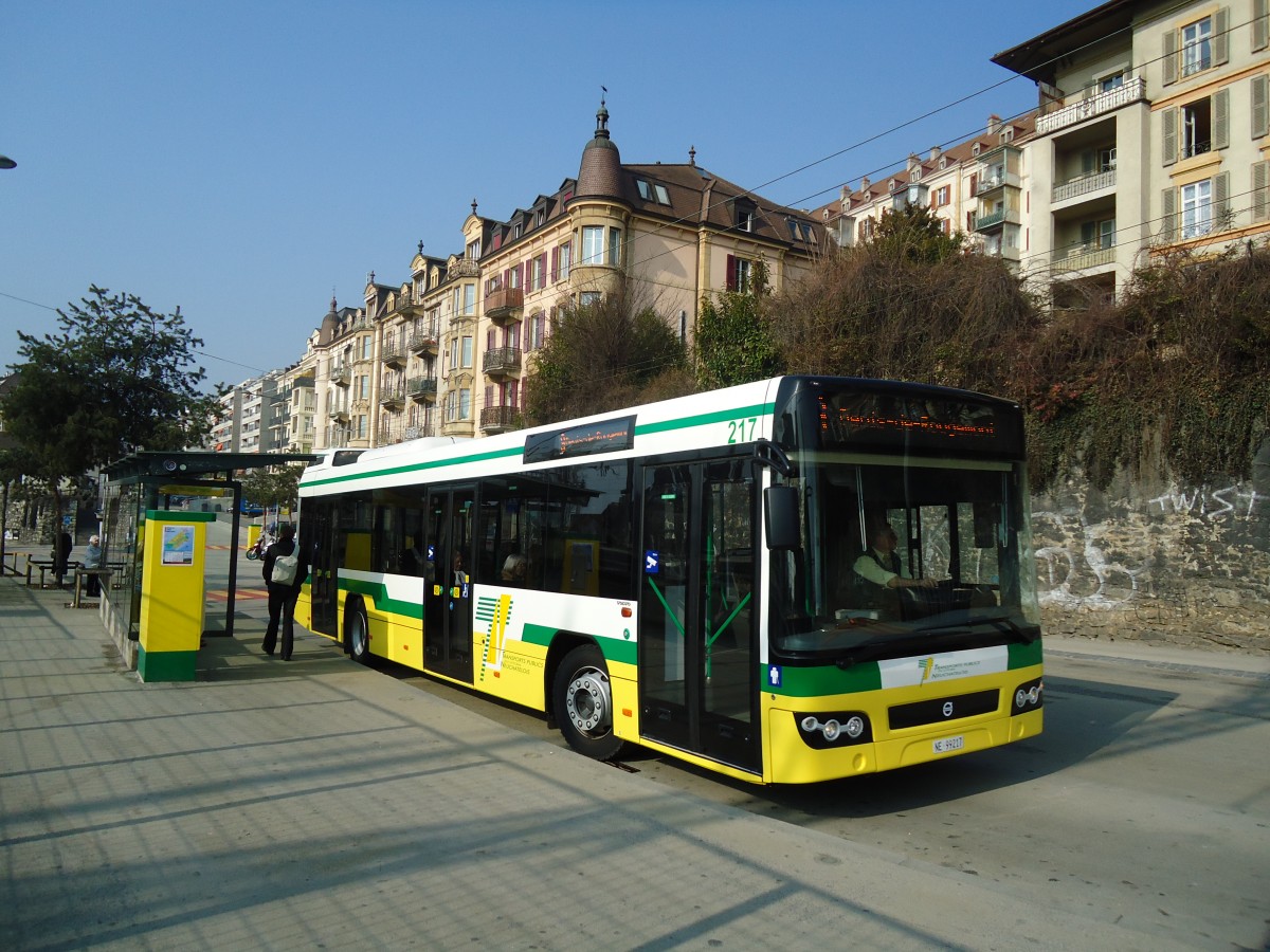 (132'758) - TN Neuchtel - Nr. 217/NE 99'217 - Volvo am 8. Mrz 2011 beim Bahnhof Neuchtel