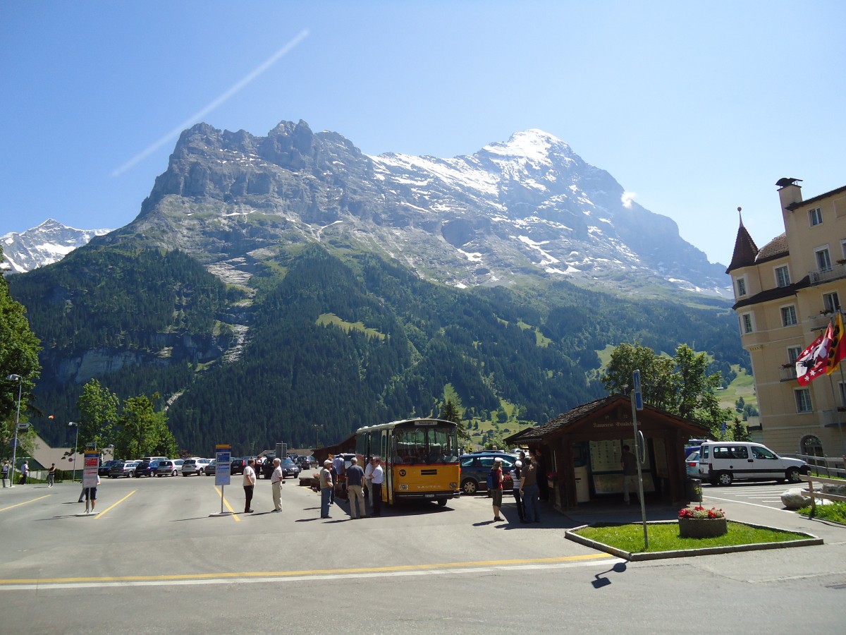 (134'758) - AVG Meiringen - Nr. 74/BE 607'481 - Saurer/R&J (ex P 24'357) am 3. Juli 2011 beim Bahnhof Grindelwald