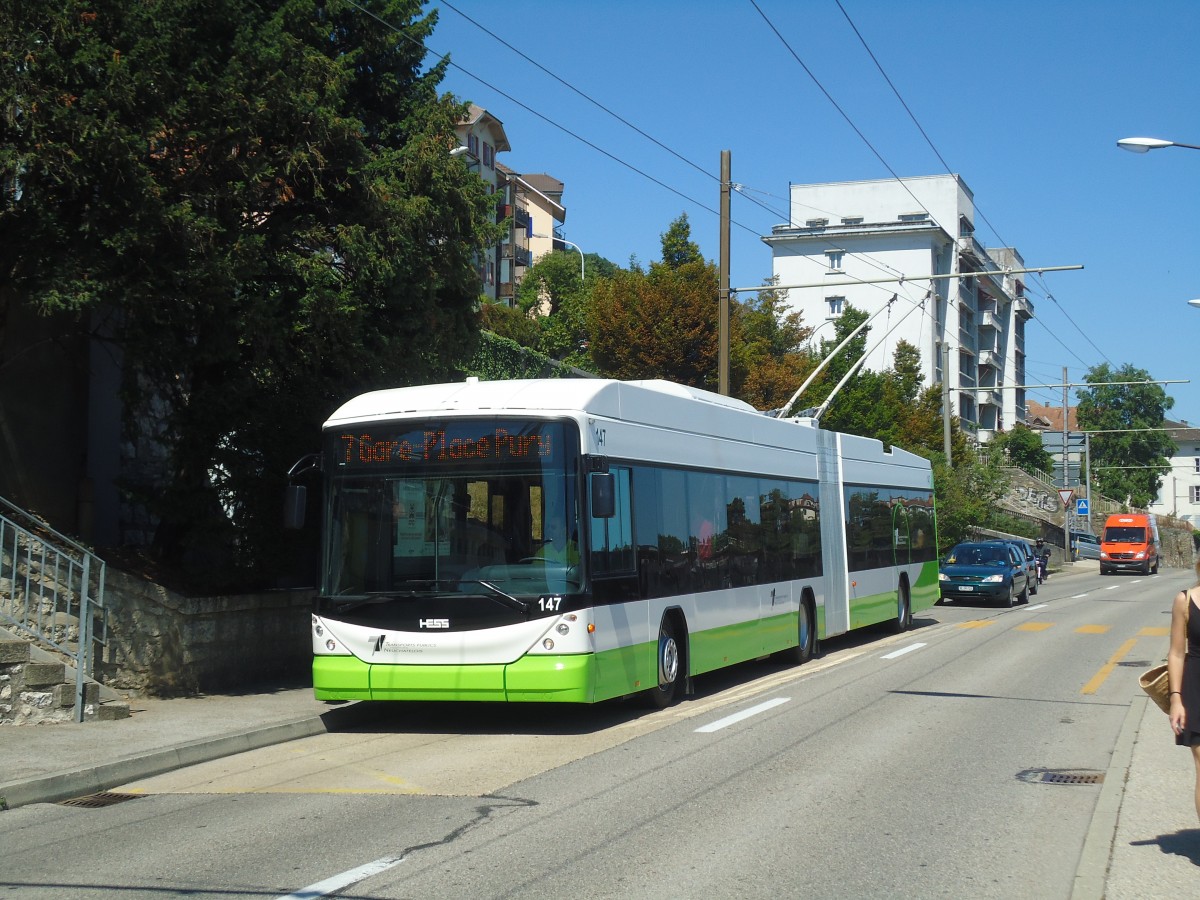 (135'031) - TN Neuchtel - Nr. 147 - Hess/Hess Gelenktrolleybus am 11. Juli 2011 beim Bahnhof Neuchtel