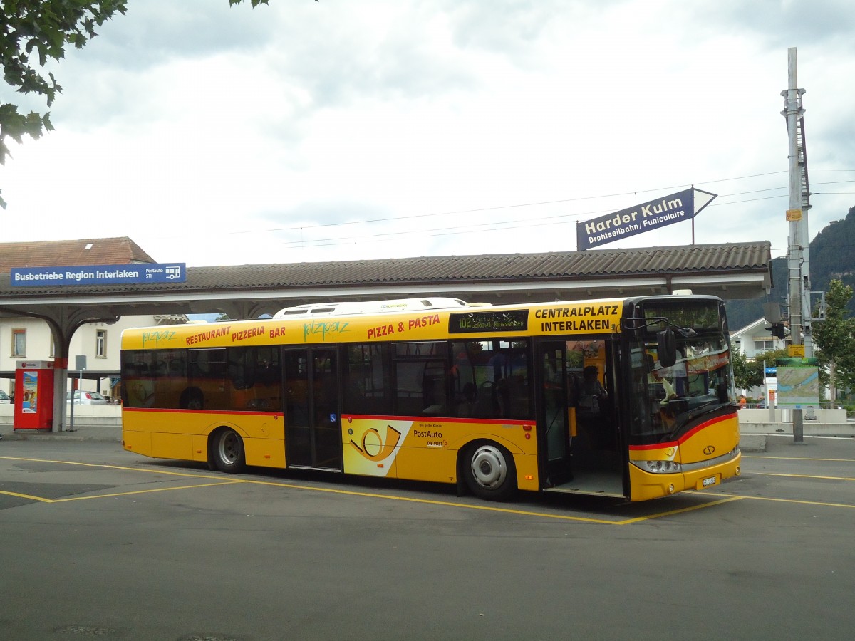 (135'435) - PostAuto Bern - BE 610'539 - Solaris am 8. August 2011 beim Bahnhof Interlaken West