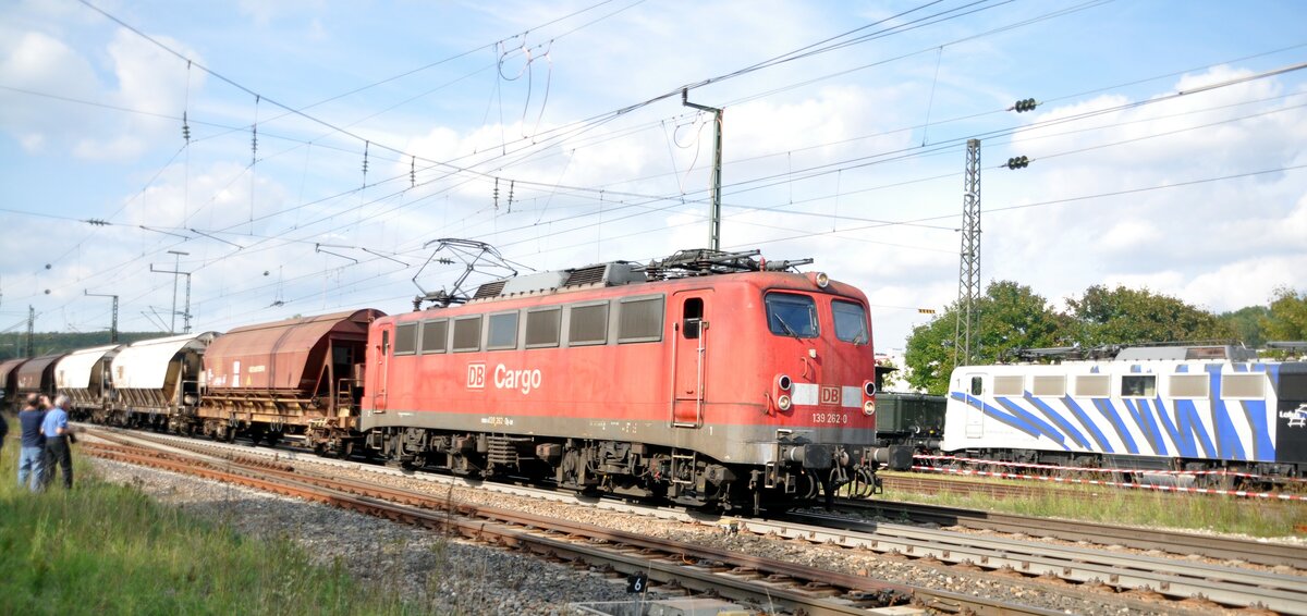 139 262-0 mit Gterzug; im Hintergrund stehen 194 279 und 139 von Lokomotion in Amstetten am 11.09.2010.