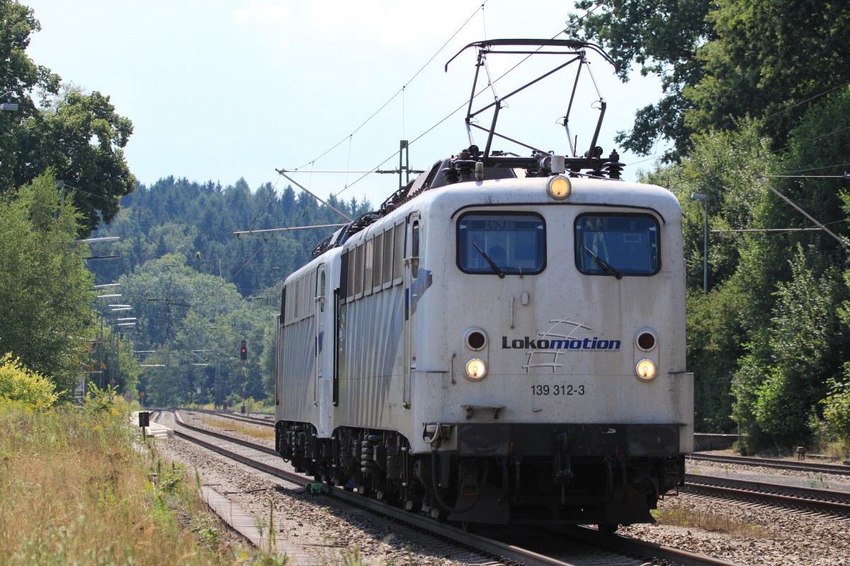 139 312-3 und 139 555-7 durchfahren am 20. August 2013 den Bahnhof von Assling.