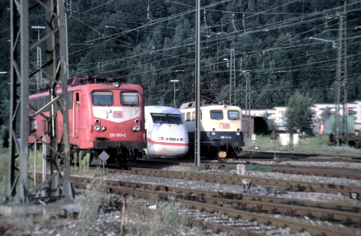 139 553-2 und 139 222-4 Schublok der Schubbereitschaft, Dazwischen ICE 1 in Geislingen/Steige am 15.08.1997. Der Einsatz für 139/140er als Schubloks dauerte nicht lange, da der Verschleiß der Maschinen zu hoch war.