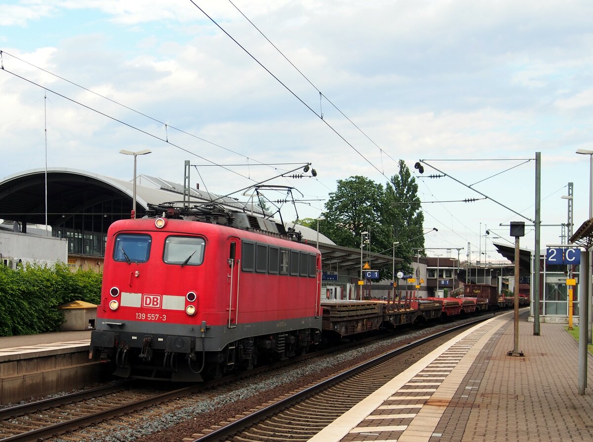 139 557-3 mit gemischtem Güterzug in Peine am 14.06.2014.