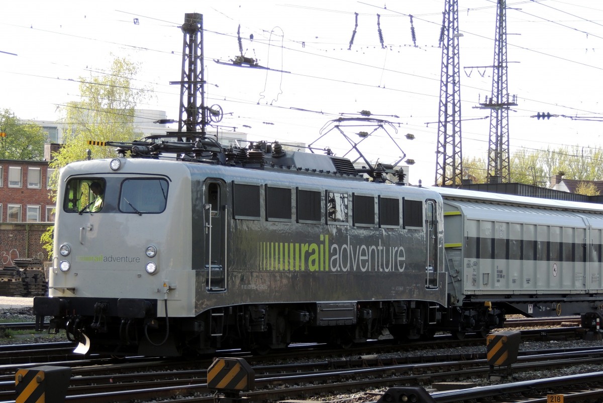 139 558-1 rail adventure in Ulm am 10.04.2013. Im Zugverband zwischen zwei Gterwagen mit Sonderkupplung befindet sich der 600-001 der Oberpfalzbahn auf Testfahrt. 