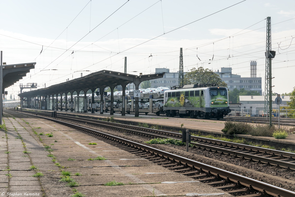 140 002-7 SunRail GbR fr evb Logistik mit einem VW Autotransportzug in Magdeburg-Neustadt und fuhr weiter in Richtung Biederitz. 12.09.2015