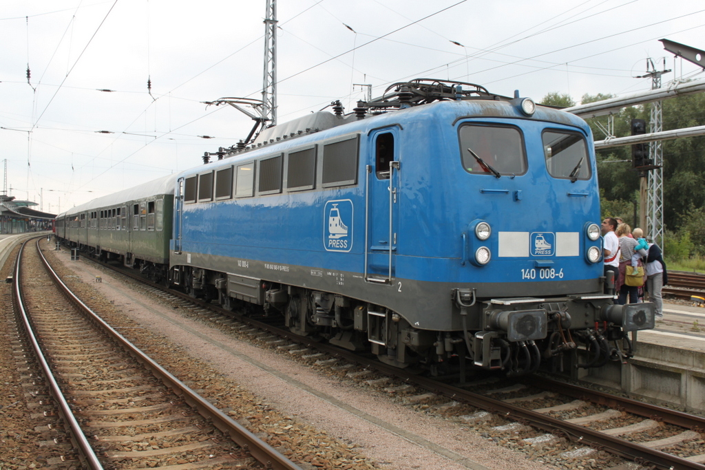 140 008 mit LDC-Sonderzug(Cottbus-Warnem�nde)kurz vor der Ausfahrt im Rostocker Hbf.13.08.2016