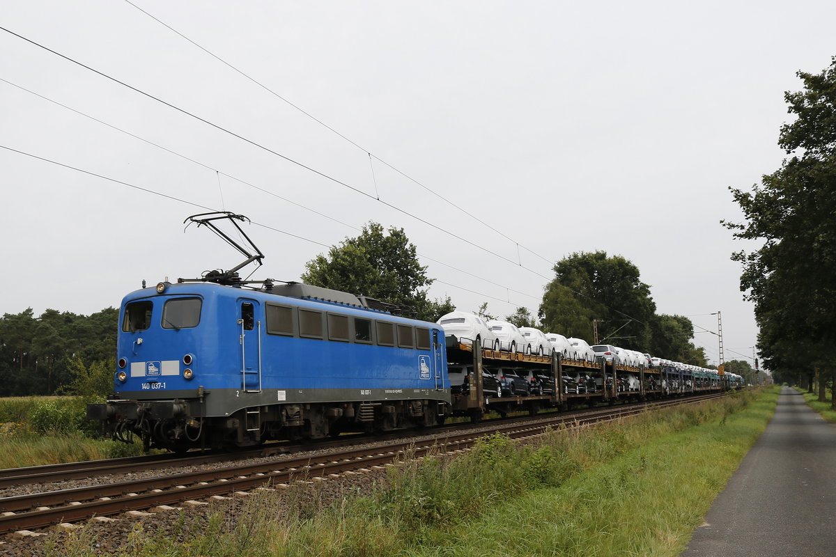 140 037-1 von PRES mit einem Autozug am 17. August 2017 bei Drverden.