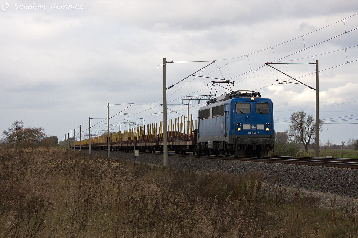 140 042-4 PRESS (140 834-3) mit einem leeren Holzzug in Vietznitz und fuhr in Richtung Nauen weiter. Netten Gru� an den Tf! 29.10.2013
