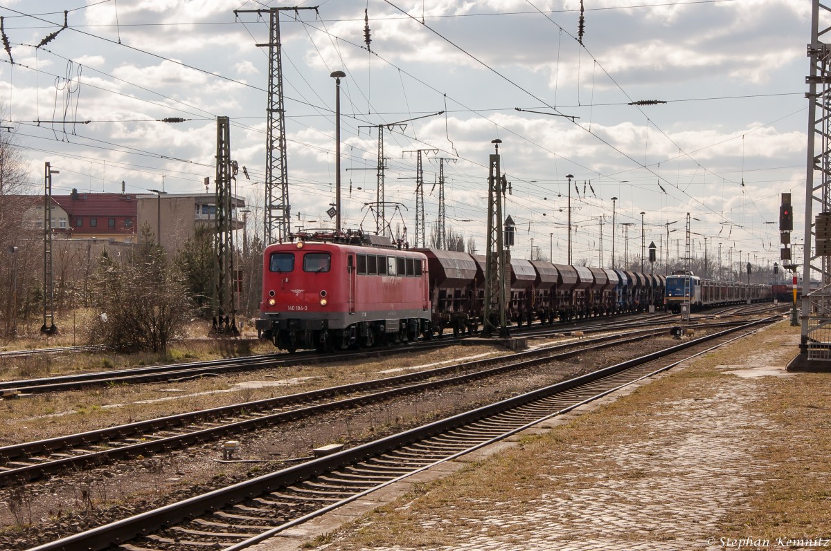 140 184-3 ELV - Eisenbahnlogistik Vienenburg-Rainer M�hlberg mit einem Schotterzug in Stendal und fuhr weiter in Richtung Magdeburg. 06.04.2015