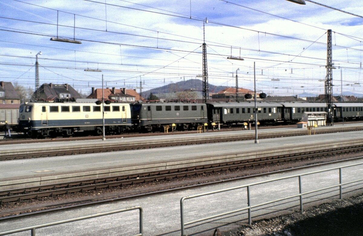 140 208-0 und 141 155-2 in Doppeltraktion vor Eilzug mit Eilzugwagen Typ E 30 in Freilassing am 23.03.1981.