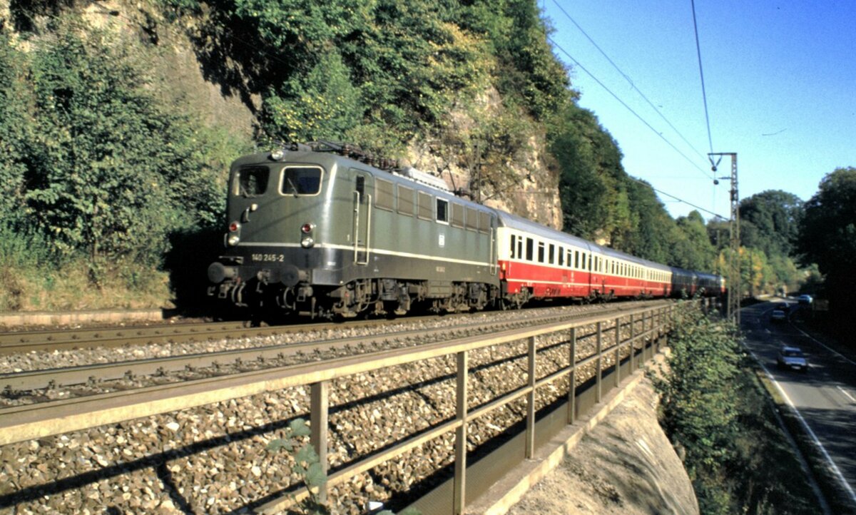 140 245-2 mit TEE-Wagen auf der Geislinger Steige am 27.09.1985.