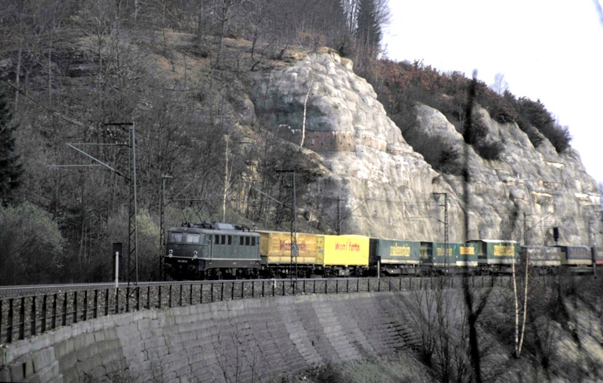 140 331-7 mit Sattelaufliegerzug unterhalb des Mhltalfelsens auf der Geislinger Steige am 03.04.1982.