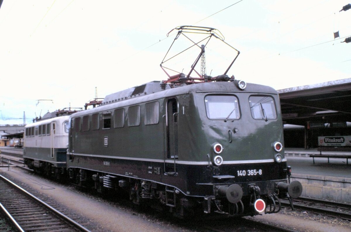 140 365-8 und 140 408-6 in Ulm am 15.07.1984.