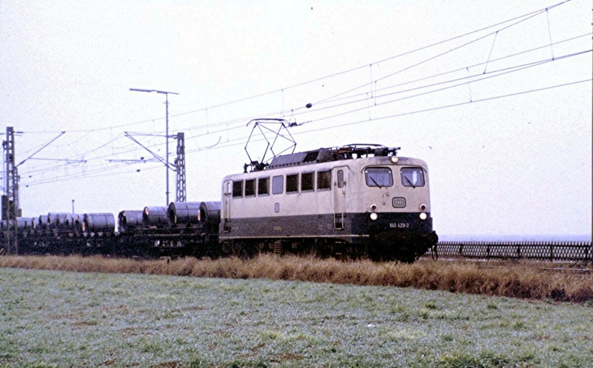 140 429-2 mit Coilzug in Vechelde im Januar 1980. Damals waren die Coilwagen noch offen und hatten keine Teleskopabdeckung.