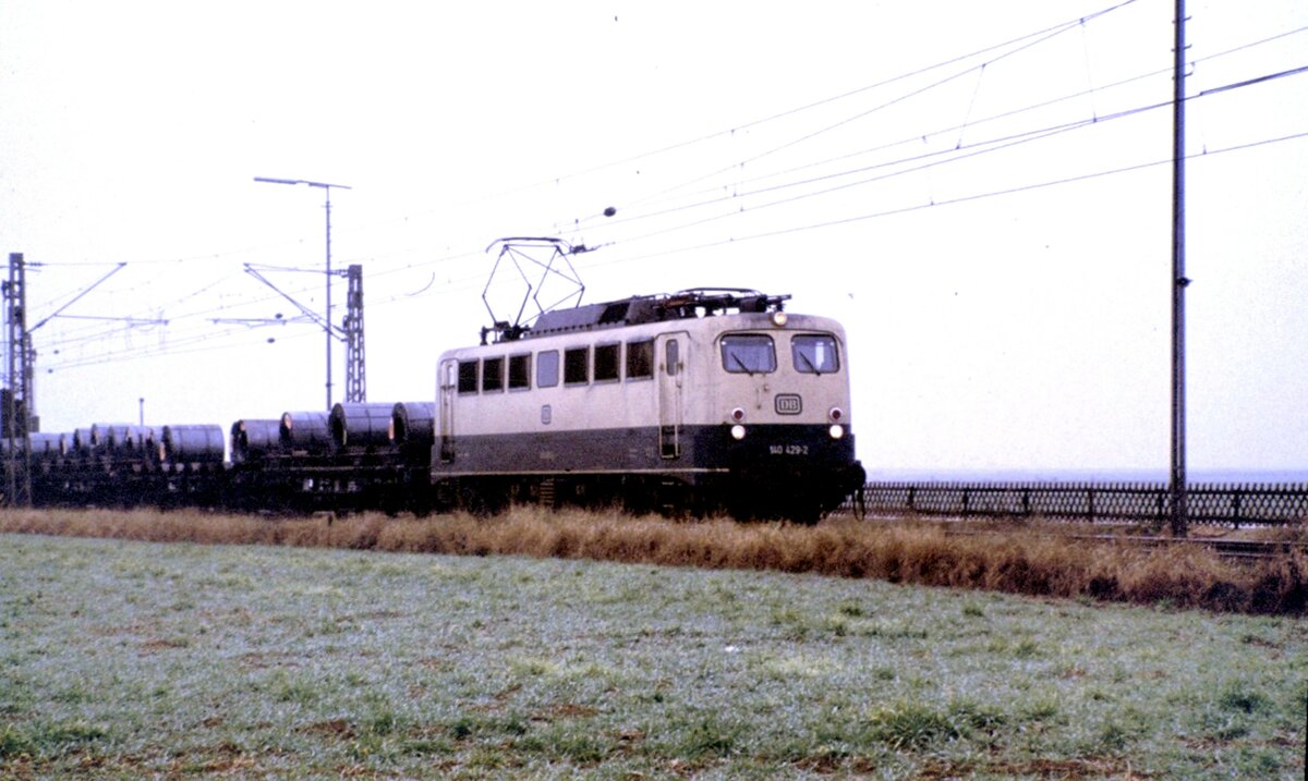 140 429-2mit Coilzug in Vechelde im Januar 1980.