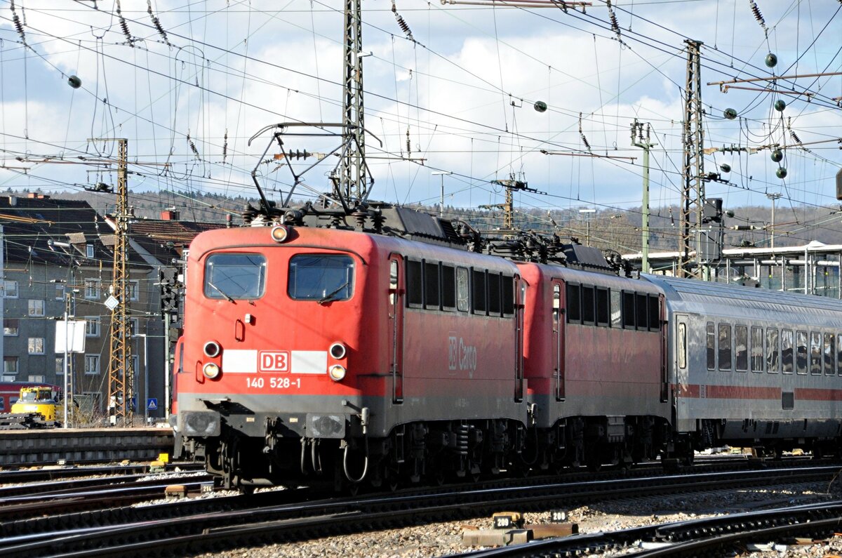 140 528-1 und eine weitere 140 im Schlepp mit Schadzug in Ulm am 22.02.2014.