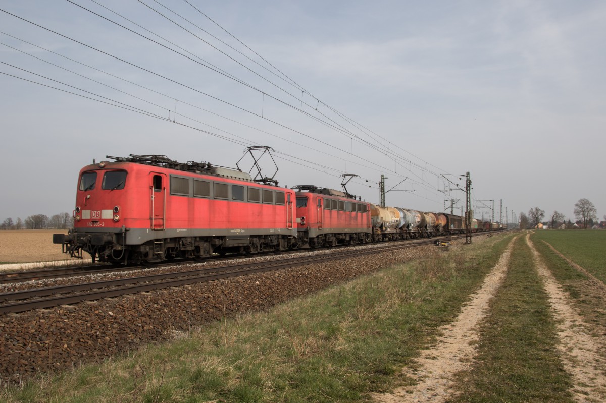 140 805 und 140 821 mit einem gemischten Gterzug am 9. April 2015 bei Mintraching.
