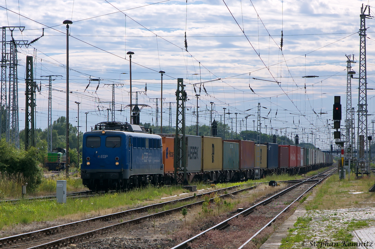 140 824-4 EGP - Eisenbahngesellschaft Potsdam mbH mit einem Containerzug in Stendal. Nach einem Betriebshalt im Gterbahnhof ging die Fahrt in Richtung Magdeburg weiter. 03.07.2014 
