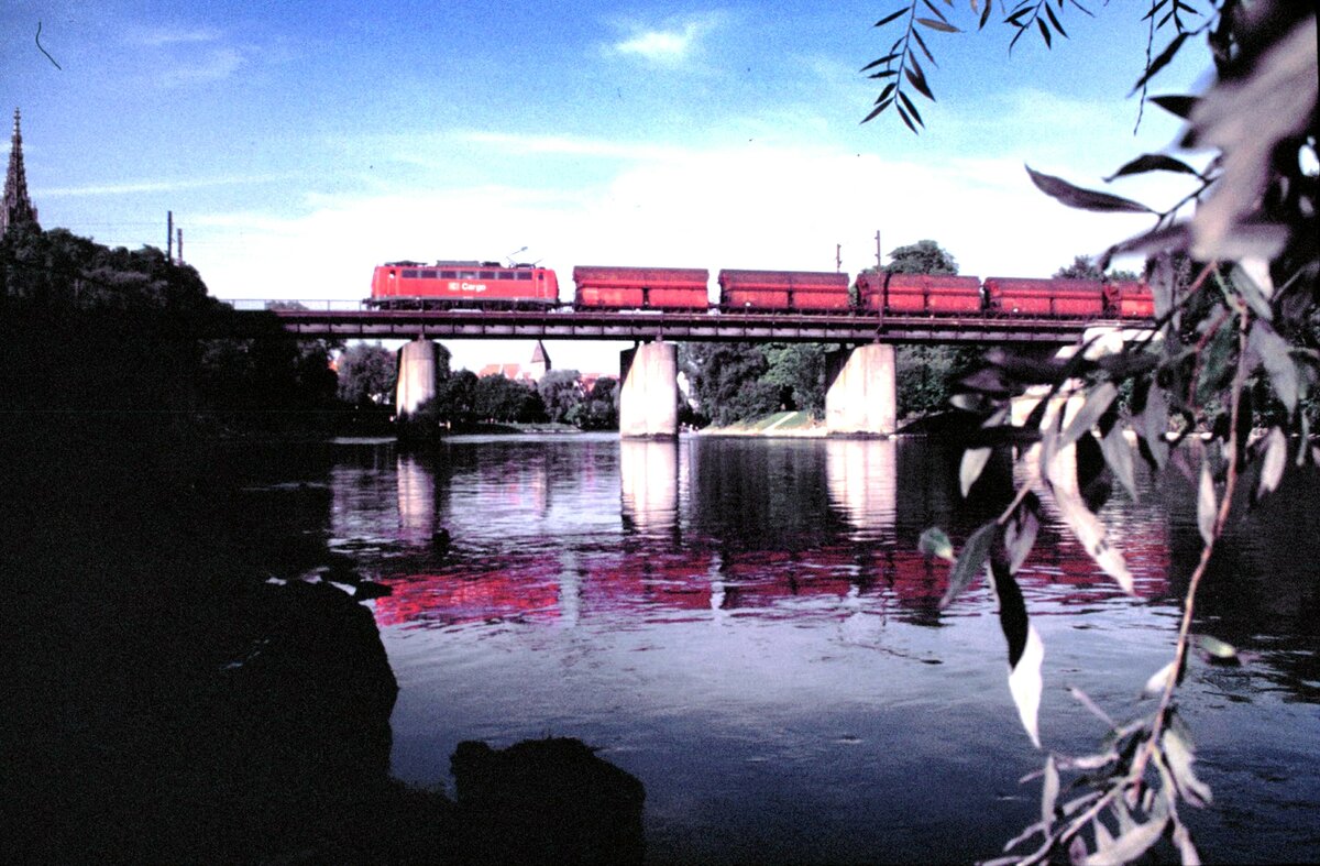 140 Cargo mit gedeckten Selbstentladewagen, wahrscheinlich Tad 964 auf der Donaubrücke in Ulm am 06.09.2001.