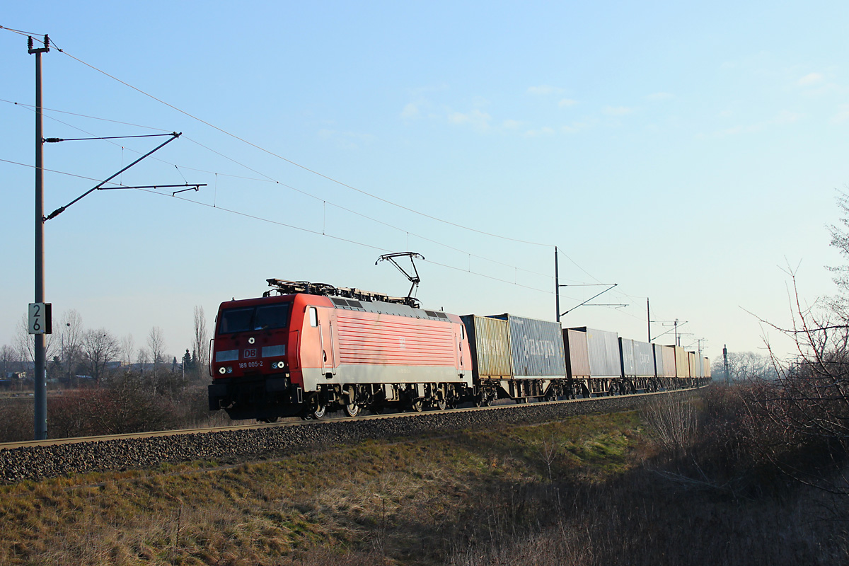 14.02.2014 09:08 Uhr - 189 005 hat Stendal mit einem Containerzug nach Hamburg über Salzwedel durchfahren