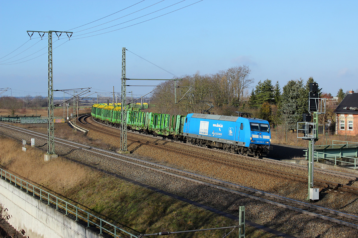 14.02.2014 10:19 Uhr - die Press 145 030 rollt mit einem leeren Holzzug aus Borstel kommend in den Bahnhof Stendal ein