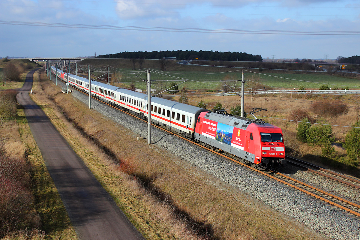 14.02.2014 11:20 Uhr - die neueste Werbelok vom Fernverkehr 101 006 und in Zugmitte 101 074 fahren auf der Stendaler Ortsumfahrung mit ihren zusammengekuppelten IC 2388 Frankfurt (M) - Berlin und IC 2222 Aachen - Berlin ostwärts