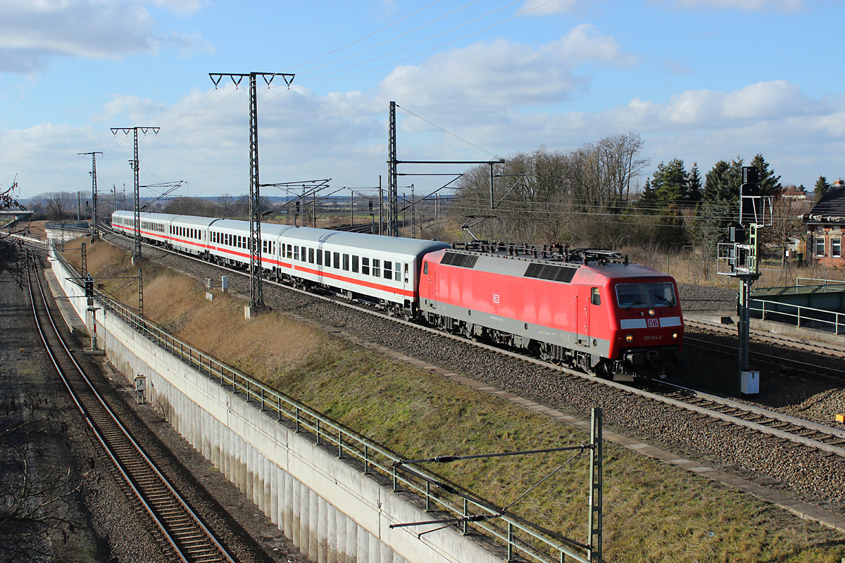 14.02.2014 14:02 Uhr - 120 134 rollt mit dem IC 1931 Hamburg - Berlin ber Salzwedel in Stendal ein