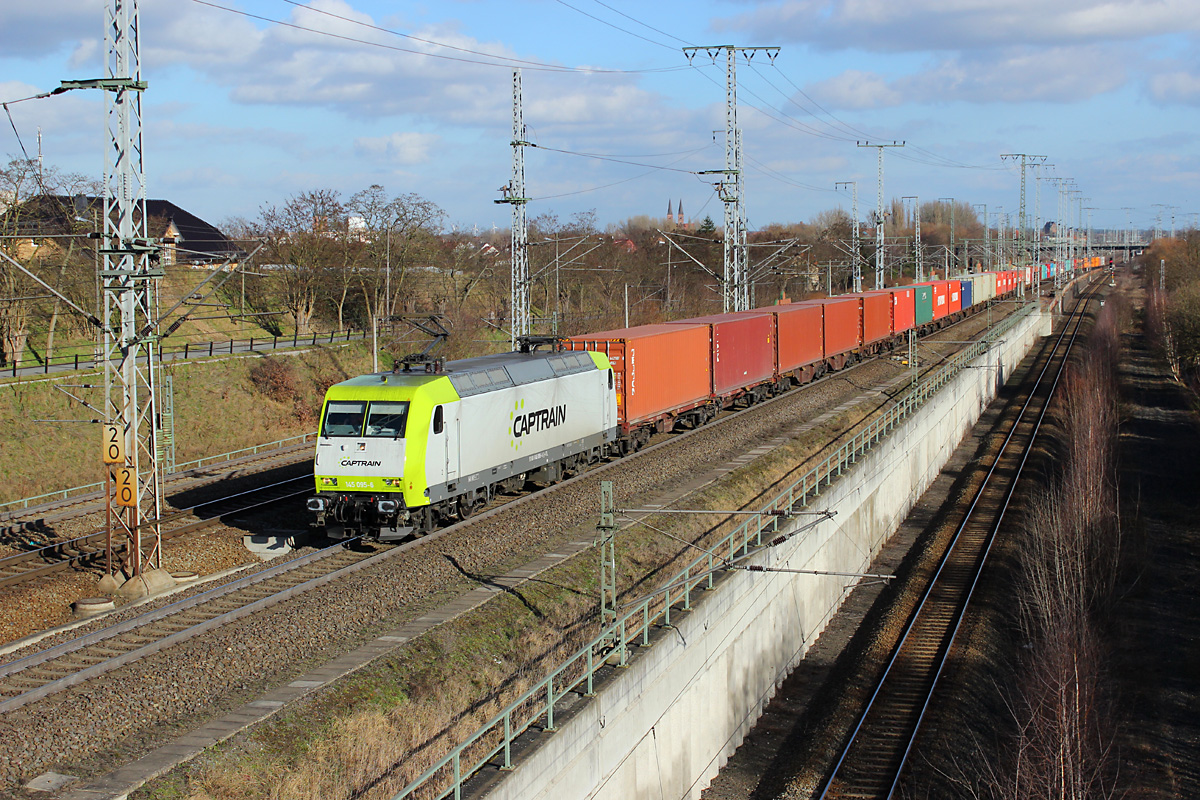 14.02.2014 14:17 Uhr - die Captrain 145 095 fährt mit ihrem Containerzug nach Hamburg über Salzwedel aus