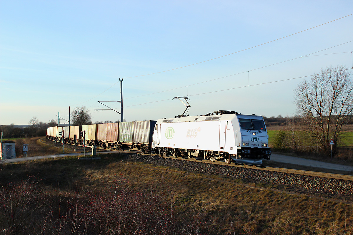 14.02.2014 16:29 Uhr - die ITL 185 562 rollt auf der Salzwedeler Schiene mit einem Containerzug aus Hamburg in Stendal ein