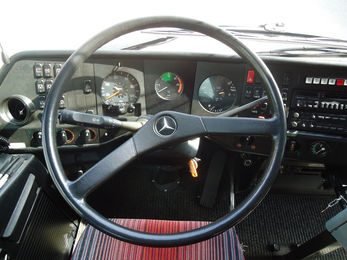 (140'241) - Mattli, Wassen - UR 9107 - Mercedes am 1. Juli 2012 beim Bahnhof G�schenen (Detailaufnahme - 272'367,6 Kilometer)