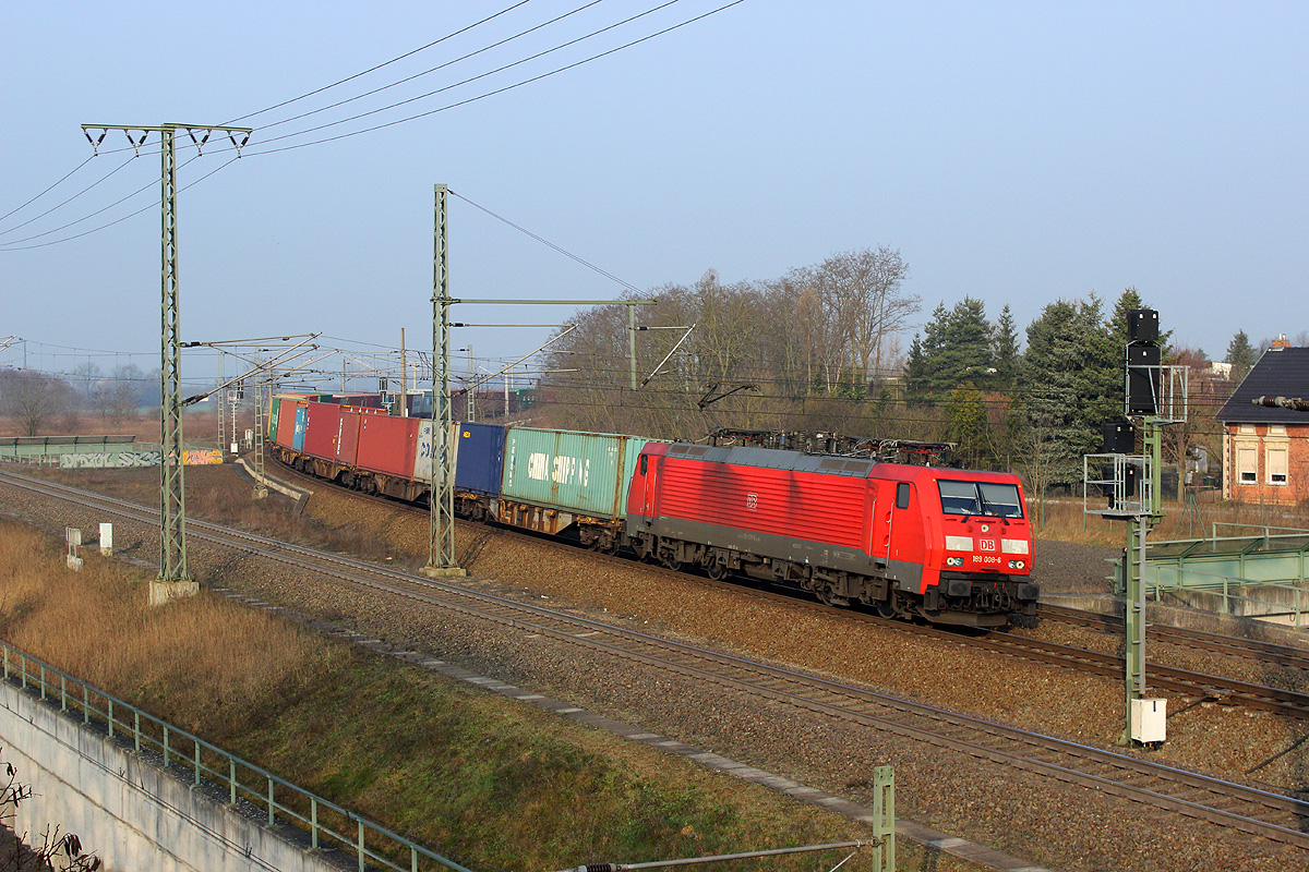 14.03.2014 08:30 Uhr - 189 008 fährt mit einem Containerzug aus Richtung Wittenberge kommend in Richtung Magdeburg durch.