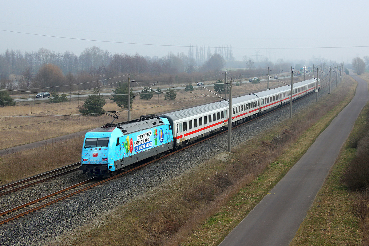 14.03.2014 11:18 Uhr - 101 102 schob heute den IC 2385 Frankfurt (M) - Berlin auf der Ortsumfahrung gen Osten.
