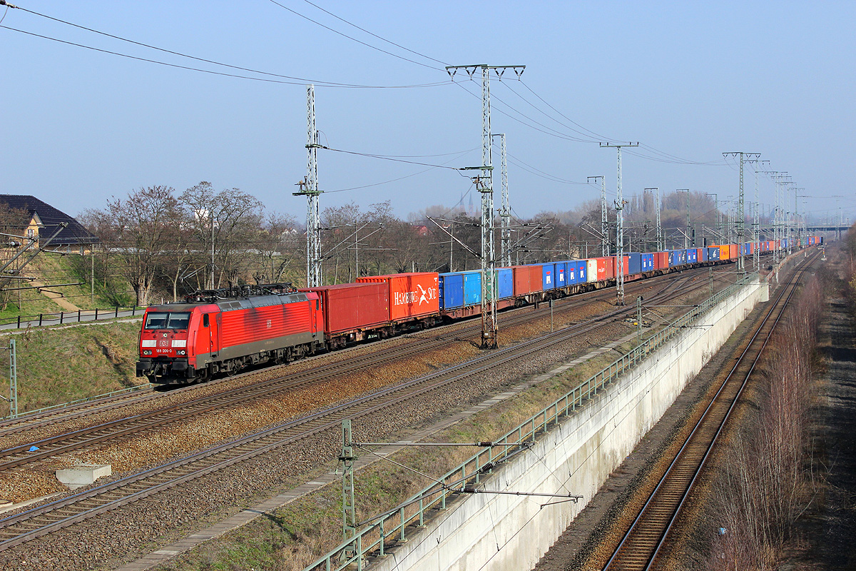 14.03.2014 13:36 Uhr - 189 006 fährt mit einem Containerzug in Richtung Wittenberge aus, dieser stand bereits seit dem frühen Morgen im Güterbahnhof abgestellt.