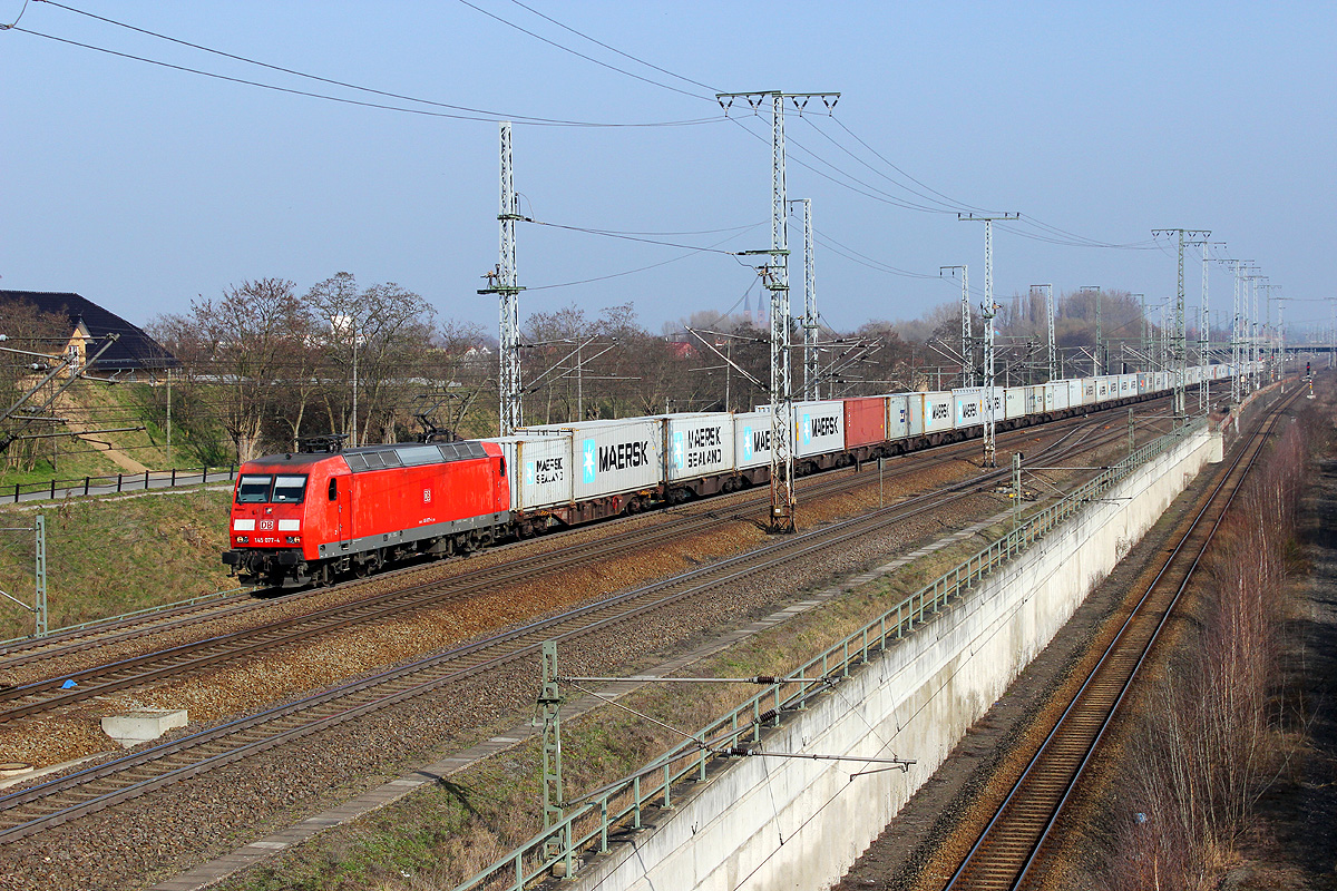 14.03.2014 14:12 Uhr - 145 077 fährt mit einem Containerzug aus Richtung Magdeburg kommend in Richtung Wittenberge.