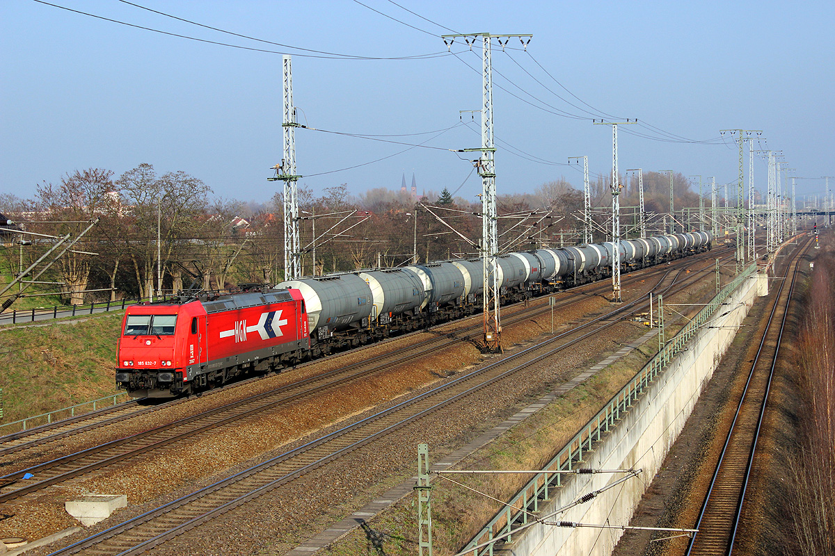 14.03.2014 15:35 Uhr - Die HGK 185 632 fährt mit einem Kesselzug aus Richtung Magdeburg kommend in Richtung Wittenberge.