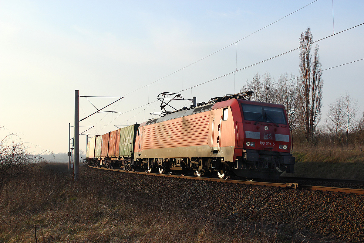 14.03.2014 17:07 Uhr - 189 004 kommt mit einem Containerzug aus Richtung Wittenberge.