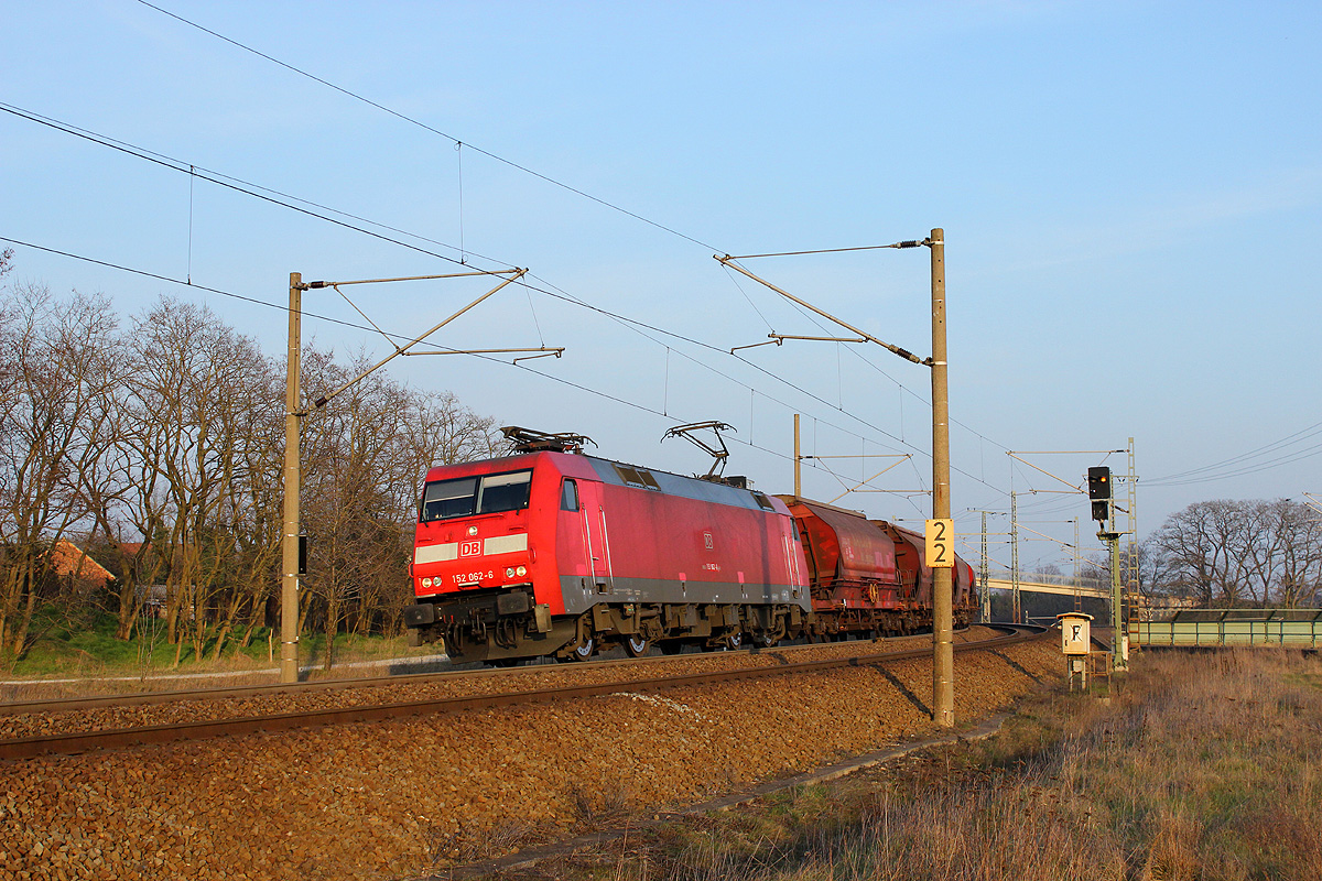 14.03.2014 17:14 Uhr - 152 062 fährt mit einem Kalizug in Richtung Wittenberge.