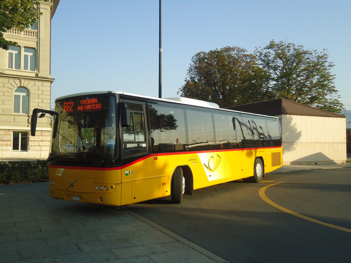 (140'952) - CarPostal Ouest - VD 124'775 - Volvo am 27. Juli 2012 beim Bahnhof Yverdon