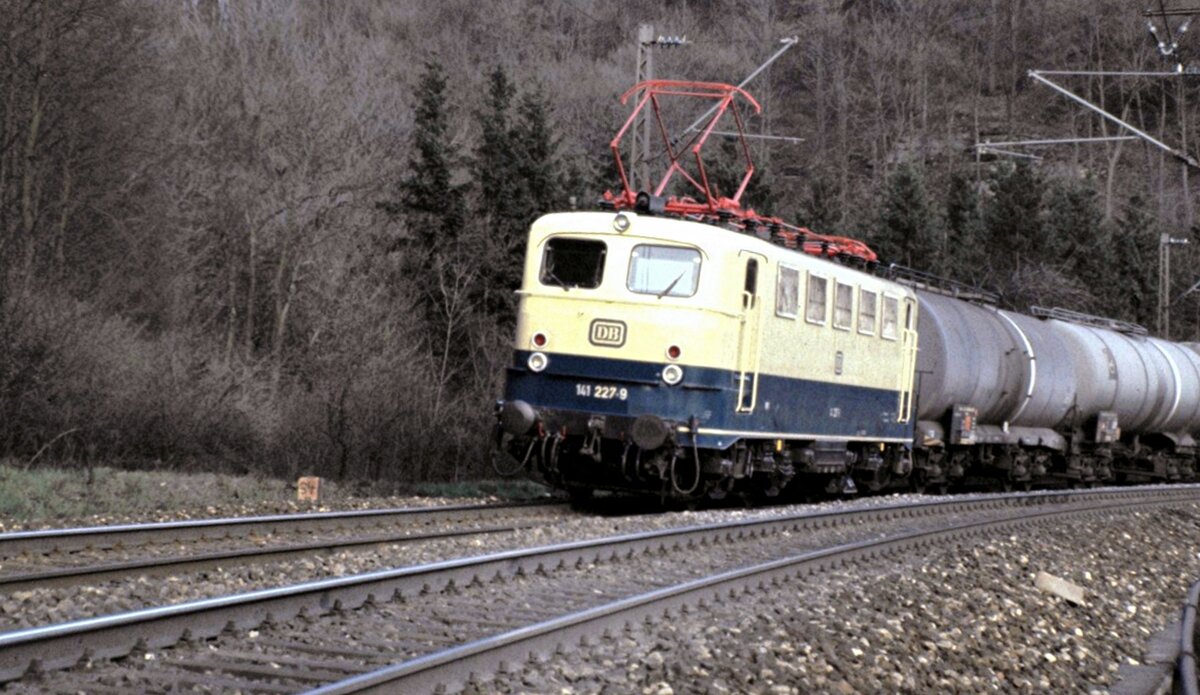 141 227-9 mit Kesselwagenzug auf der Geislinger Steige, eine seltene Erscheinung am 27.03.1982.