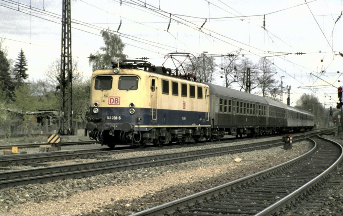 141 238-6 mit Nahverkehrszug in Ulm am 24.04.1998.