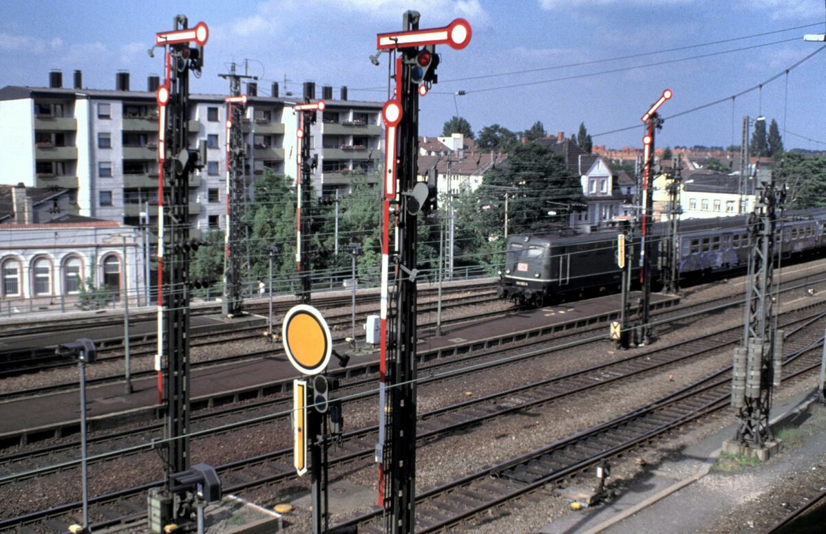 141 mit Nahverkehrszug (Silberlingen) und Formsignalen in Neustadt/Weinstrasse im Juni 1984.